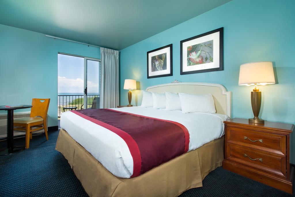 Clearwater Lakeshore Motel Mackinaw City Room photo