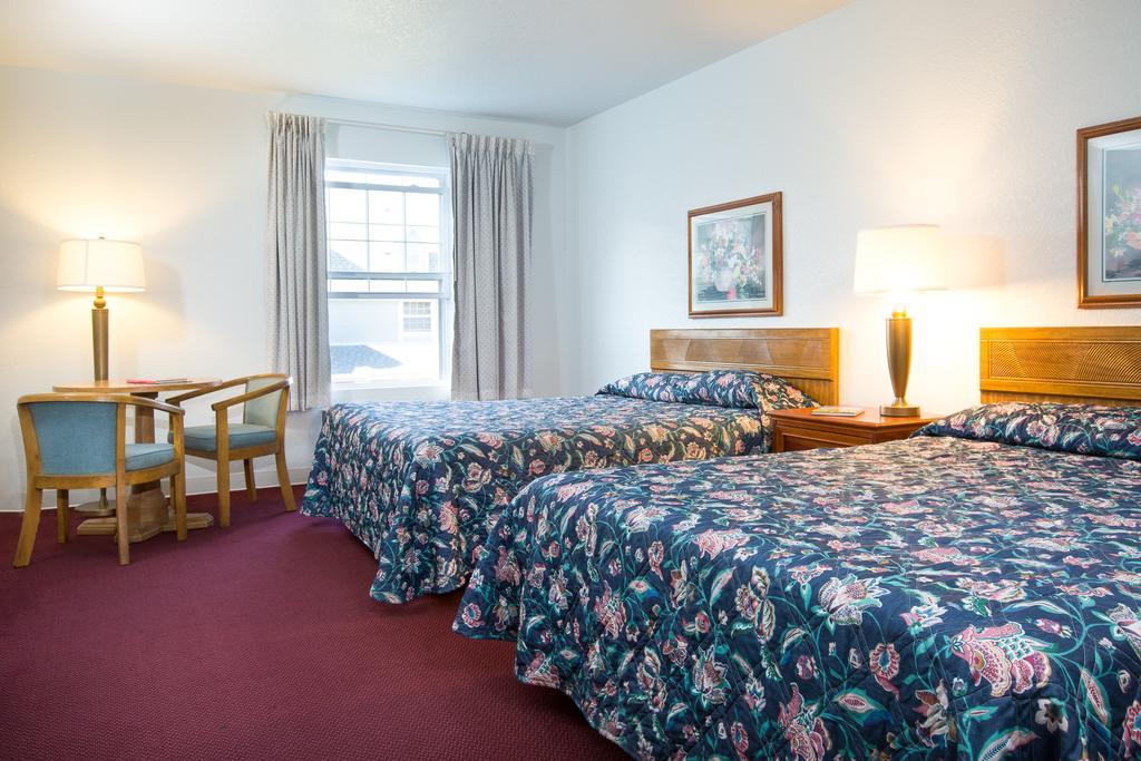 Clearwater Lakeshore Motel Mackinaw City Room photo