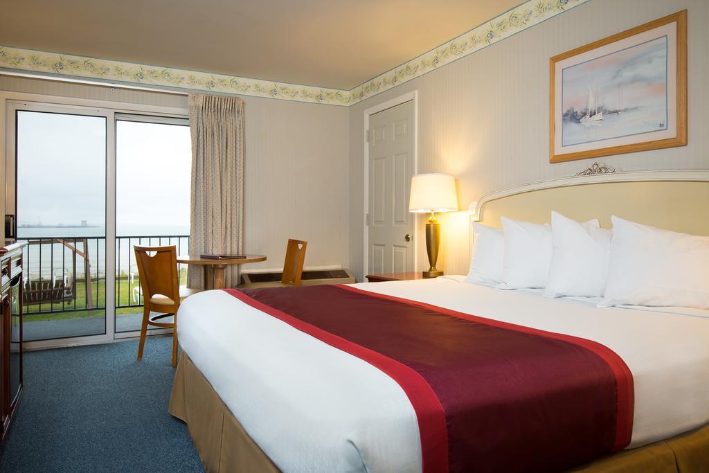 Clearwater Lakeshore Motel Mackinaw City Room photo