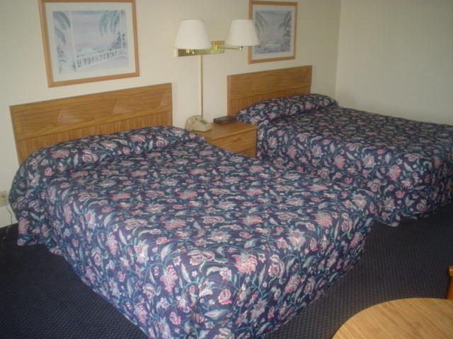 Clearwater Lakeshore Motel Mackinaw City Room photo
