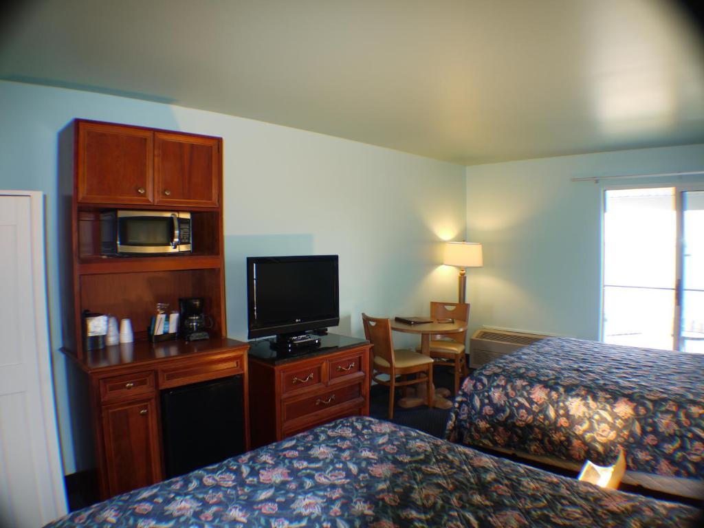 Clearwater Lakeshore Motel Mackinaw City Room photo