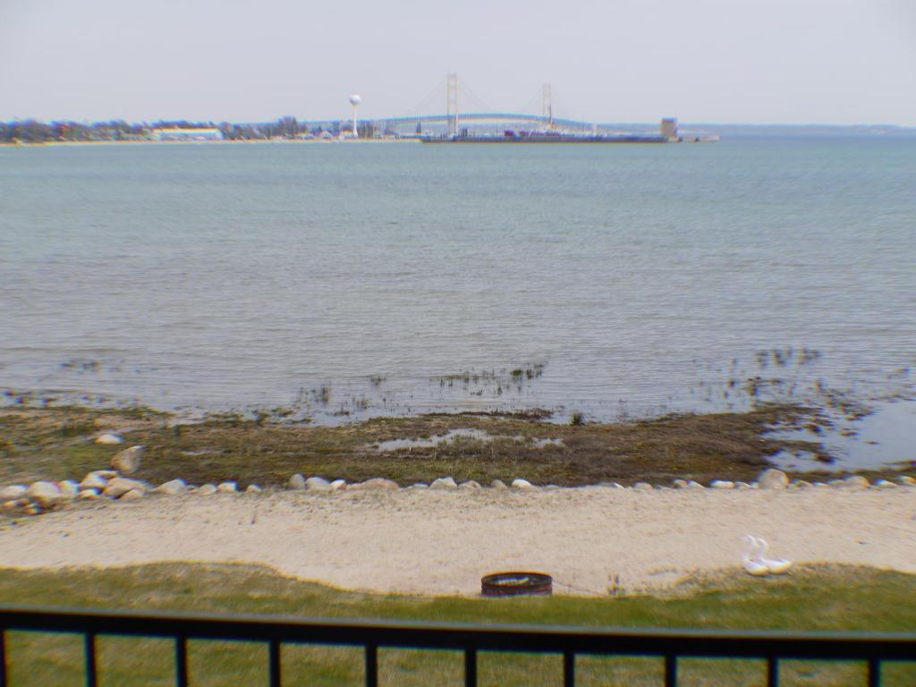 Clearwater Lakeshore Motel Mackinaw City Room photo